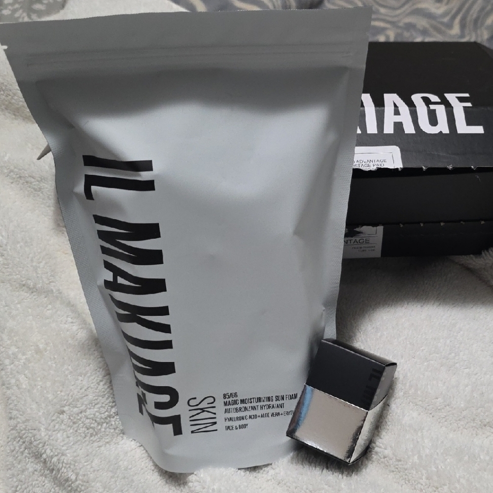 IL MAKIAGE Hydrating Sun Foam with Black and Silver Packaging - Picture 2 of 4
